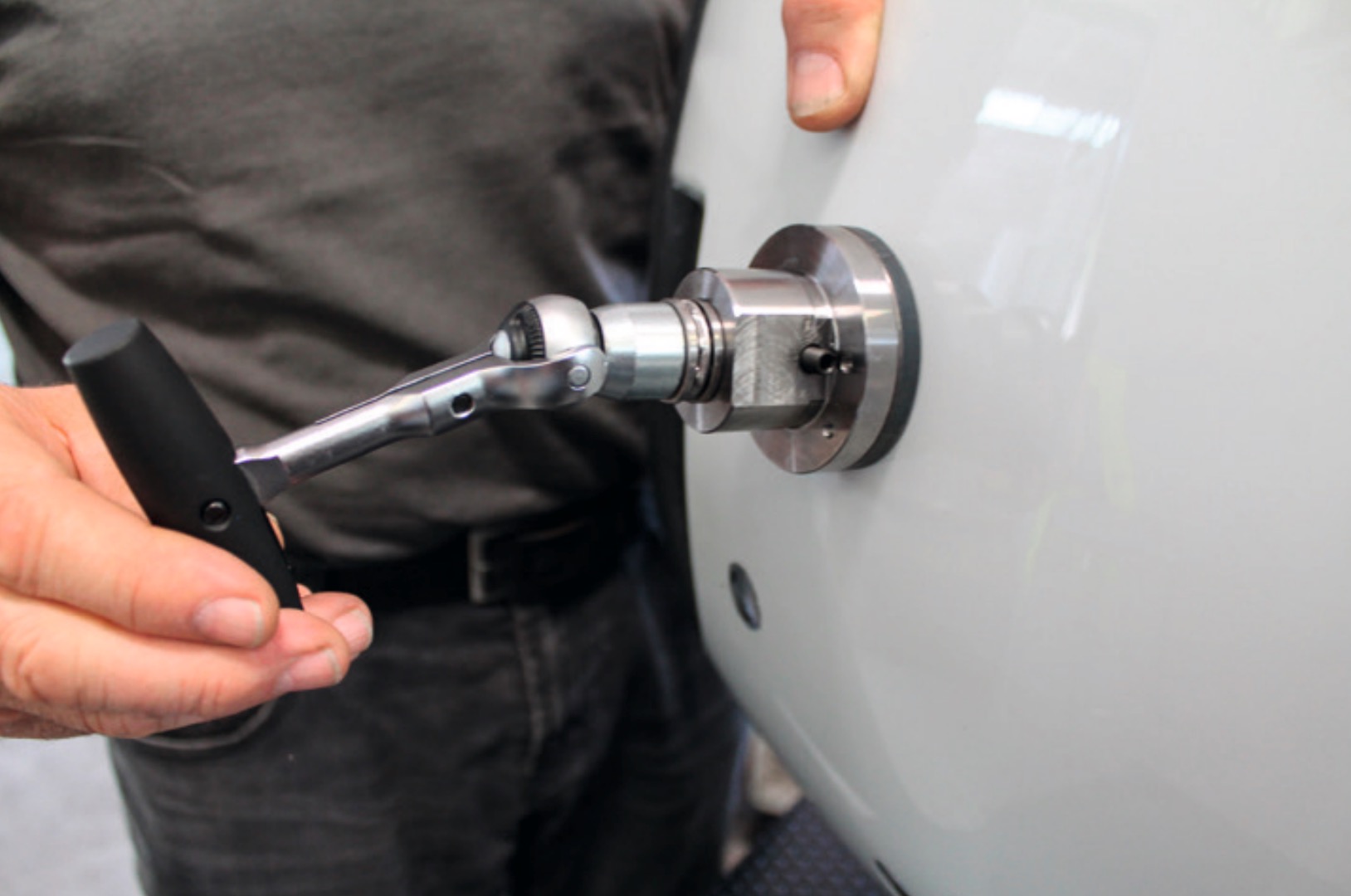 Stanzwerkzeug zum Einbau von Parksensoren Stanzwerkzeug zum Einbau von Parksensoren